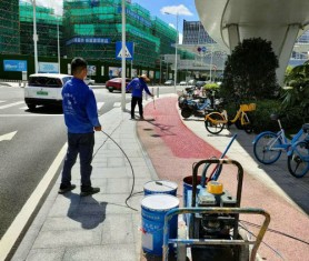 東莞市中心2號(hào)橋彩色透水混凝土噴油進(jìn)行中！