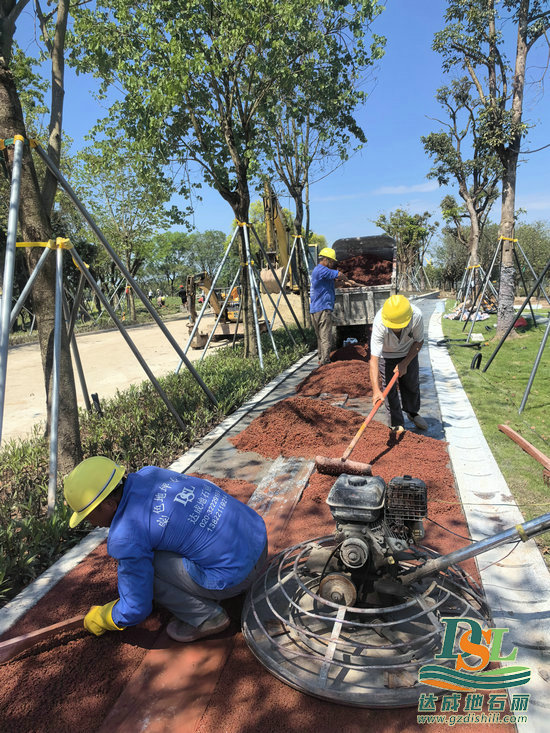 廣州南沙區(qū)濱海公園防洪堤升級改造透水混凝土路面施工中！